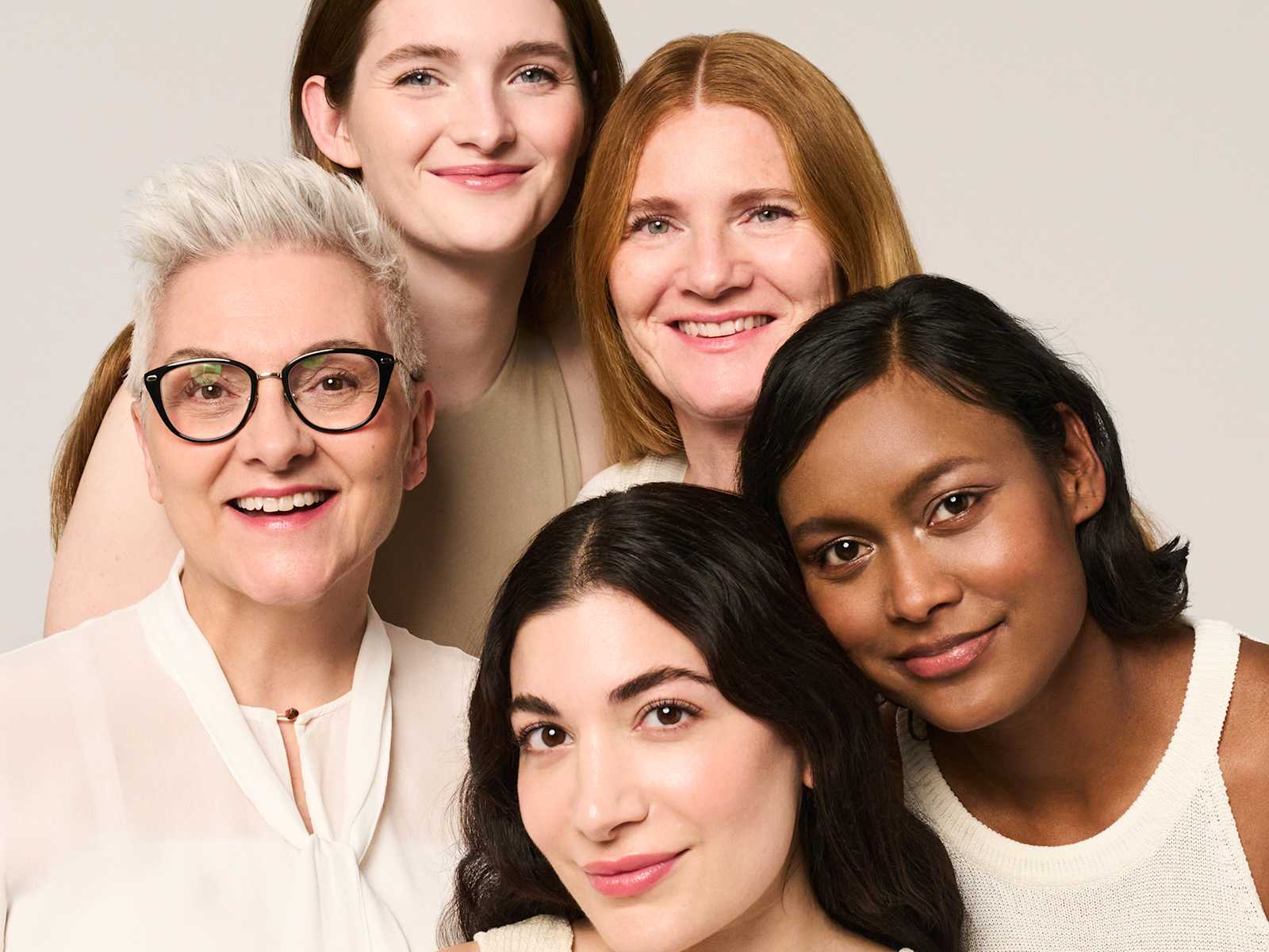 Portrait beauté de cinq femmes d’âges différents, peau naturelle, photo de groupe