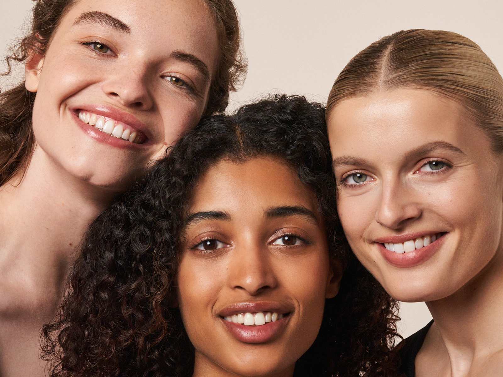 Portrait beauté de trois femmes souriantes au maquillage naturel, gros plan