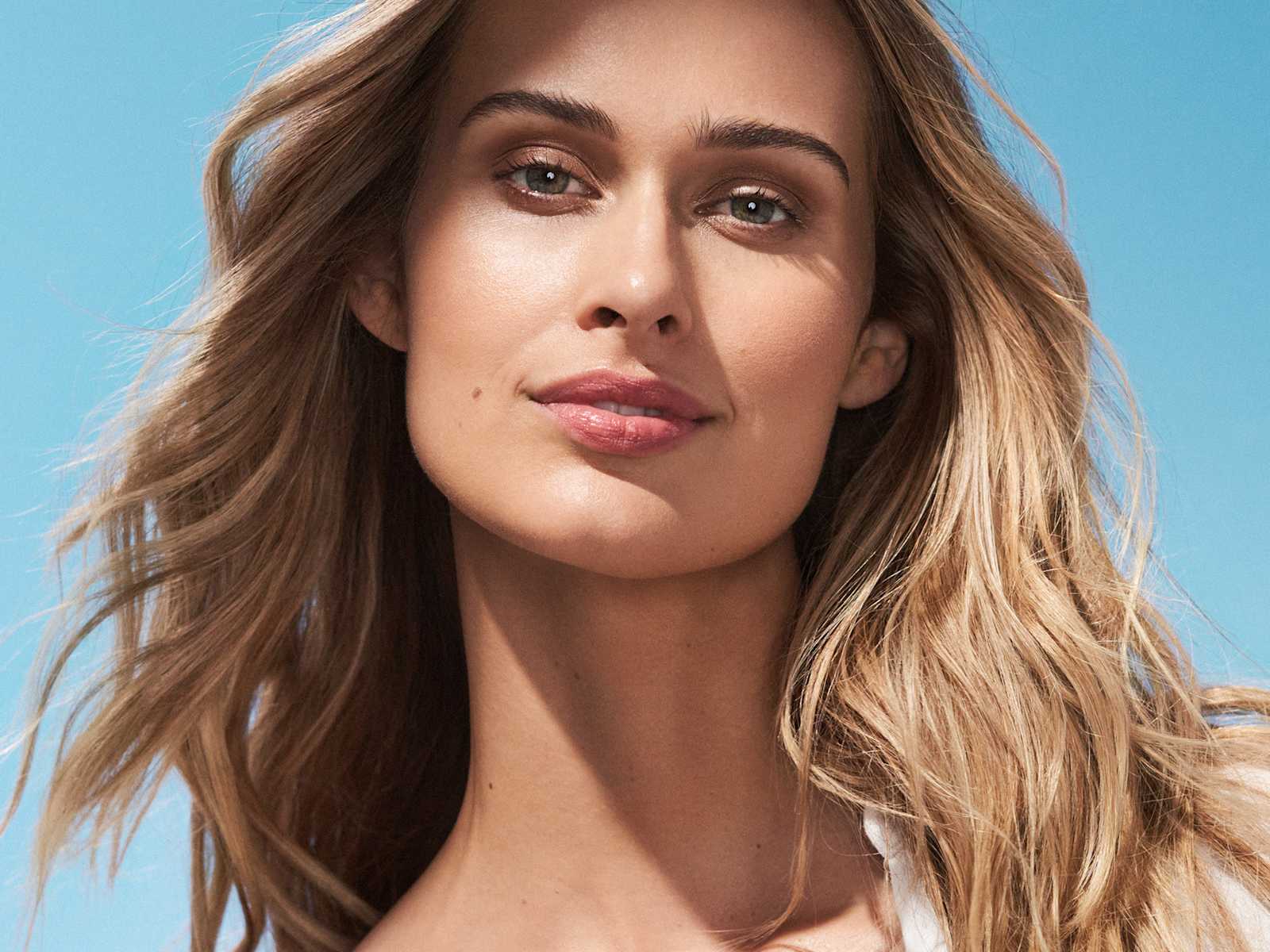 Beauty-Porträt Frau mit natürlichem Make-up und leicht gewelltem Haar, Nahaufnahme