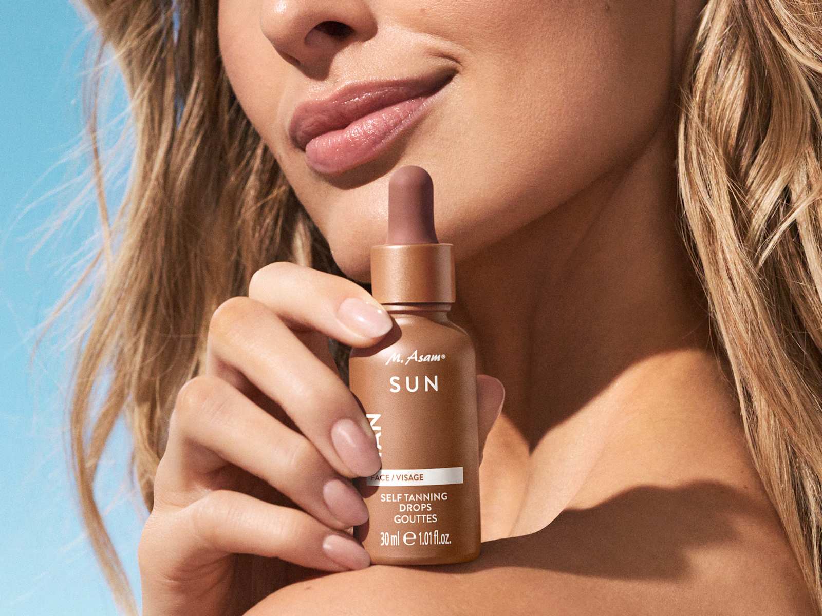 Portrait beauté avec gouttes autobronzantes M. Asam SUN en flacon pipette