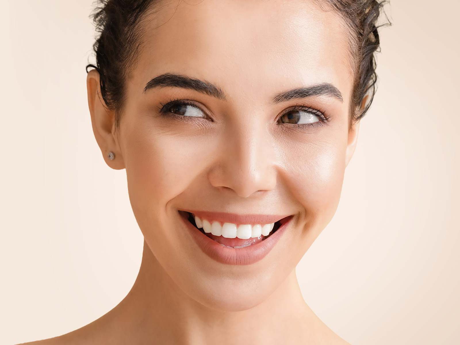 Beauty-Porträt mit natürlichem Make-up und strahlendem Teint