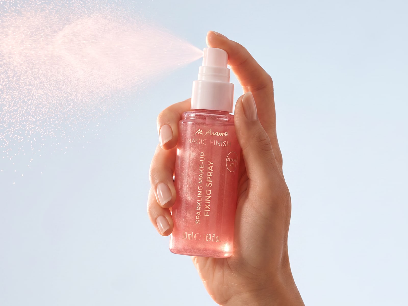 M. Asam MAGIC FINISH Fixierspray in der Anwendung mit feinem Sprühnebel