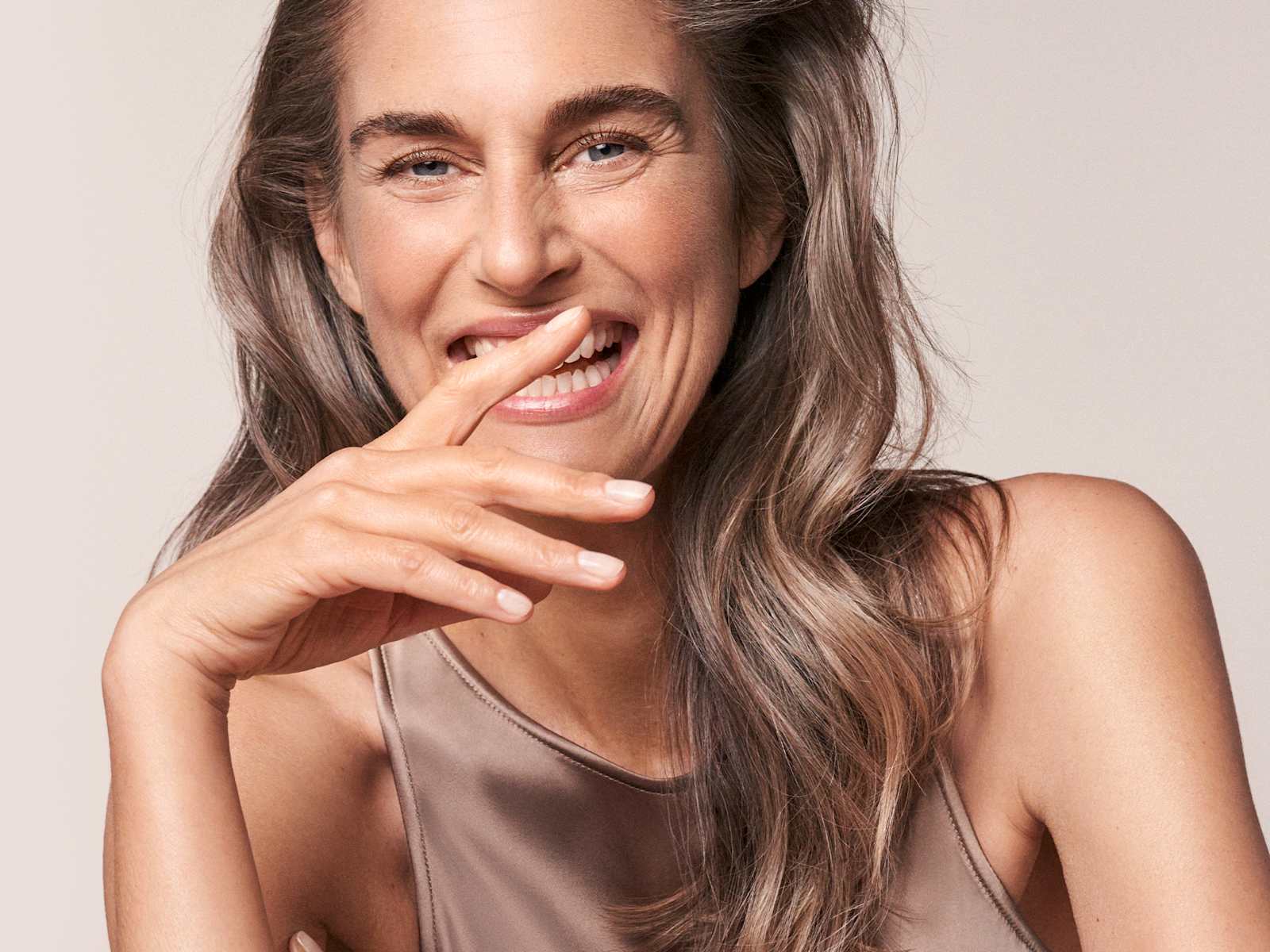 Beauty-Porträt einer lächelnden Frau mit natürlichem Make-up