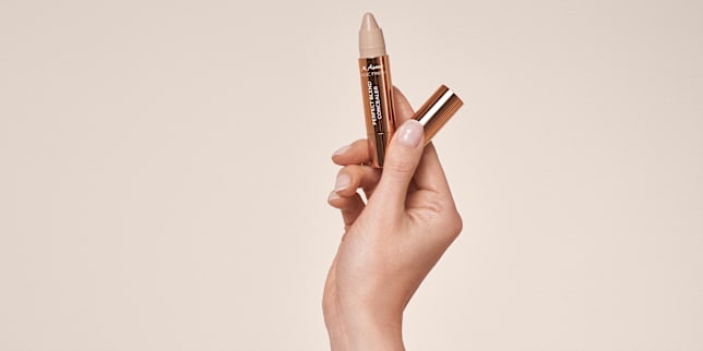 Frau hält den Magic Finish Perfect Blend Concealer von M.Asam in der Hand