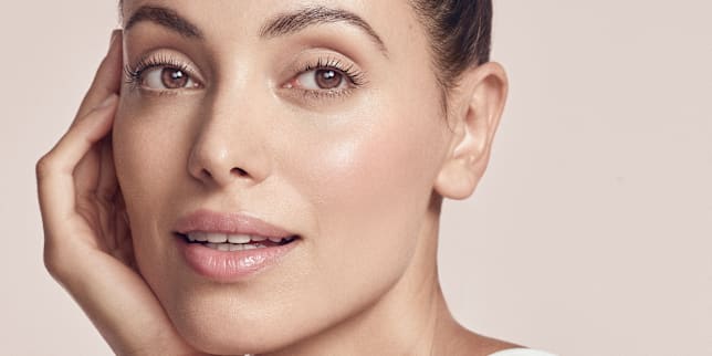 Frau mit wacher wirkender Augenpartie nach Anwendung des Magic Care Augenserums von M.Asam