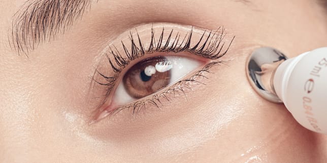 Frau mit milder wirkenden Augenringen nach Anwendung des Magic Care Augenserum von M.Asam