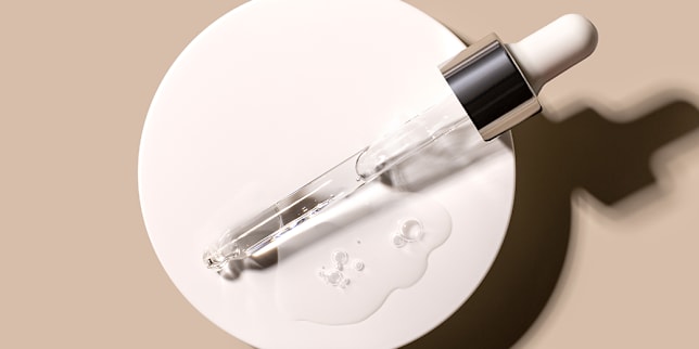 Pipette und Swatch einer Ampulle von M.Asam