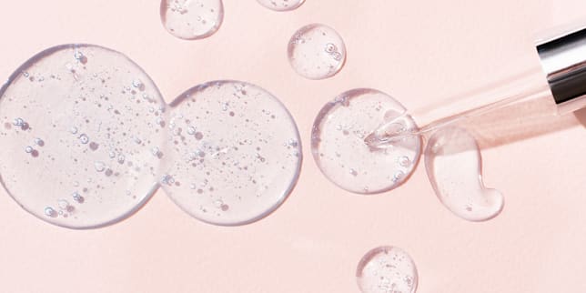 Pipette und Swatch einer Ampulle von M.Asam