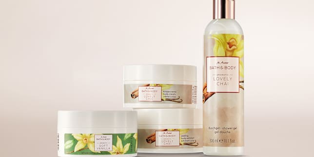 Image produit soins BATH & BODY avec crème et gel douche parfum vanille sur fond clair