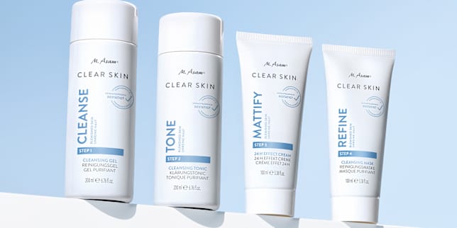 Image produit soins CLEAR SKIN avec nettoyant, tonique, matifiant et tube sur fond bleu