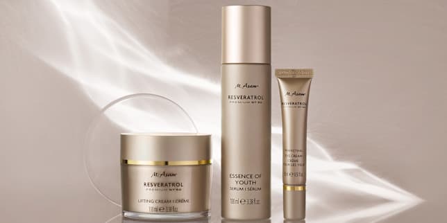 Image produit soins RESVERATROL PREMIUM avec crème, sérum et tube sur fond clair