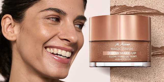 Lächelndes Model mit Tiegel von M. Asam MAGIC FINISH Make-up Mousse Summer Glow