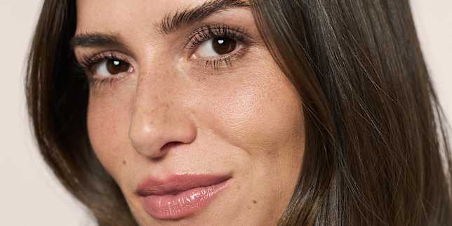 Beauty-Porträt mit definierten Wimpern und glänzenden rosa Lippen