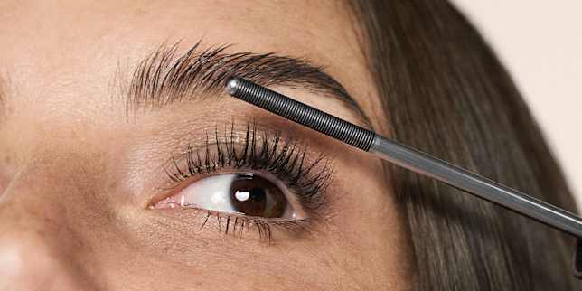 Anwendung einer Mascarabürste auf natürlich geschminkte Augen