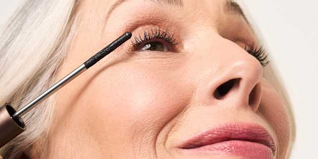 Anwendung von Mascara auf den oberen Wimpern im Beauty-Porträt