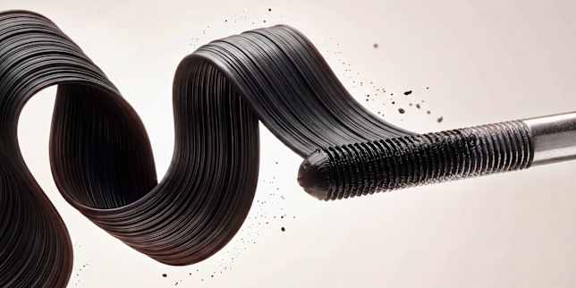 Mascara-Texturaufnahme mit schwarzer Textur und Bürste