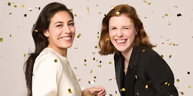 Porträt von zwei lachenden Frauen mit goldenem Konfetti