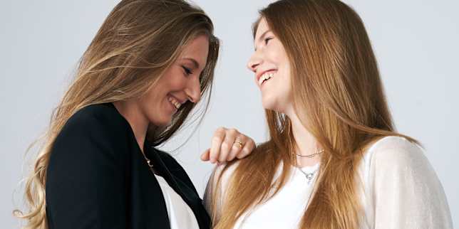 Porträt von zwei lachenden Frauen mit langen Haaren