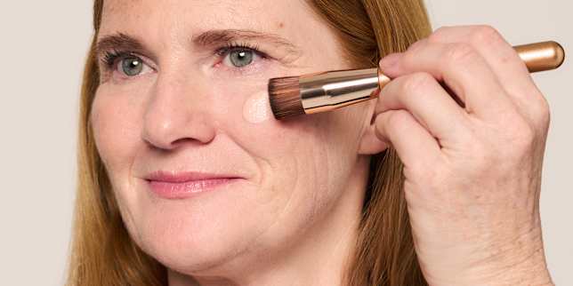 Frau trägt die M. Asam MAGIC FINISH Supercharge Serum Foundation auf