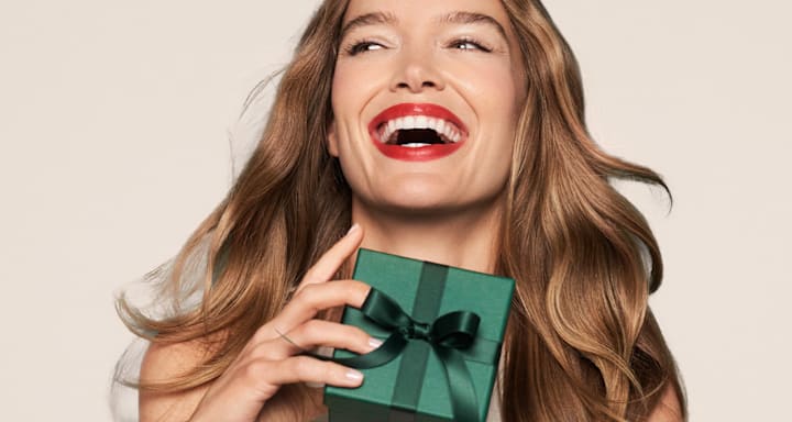 Portrait beauté avec rouge à lèvres rouge et coffret cadeau vert