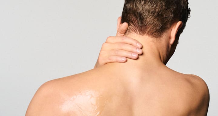 Anwendung Rücken mit Pferdebalsam, Hand am Nacken, eingecremte Haut