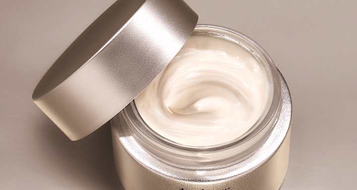 Pot de crème M. Asam RESVERATROL PREMIUM ouvert avec texture visible et couvercle posé dessus, gros plan d’un soin du visage