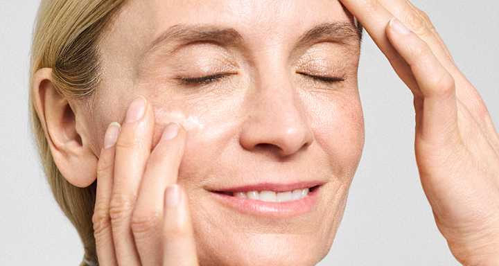 Femme appliquant une crème sur son visage