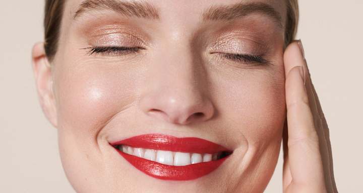 Femme aux lèvres maquillées en rouge