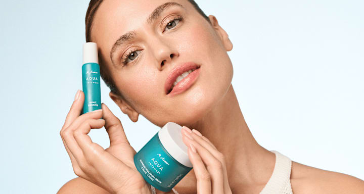 Beauty-Porträt Frau mit AQUA INTENSE Serum und Creme, hält Hautpflegeprodukte