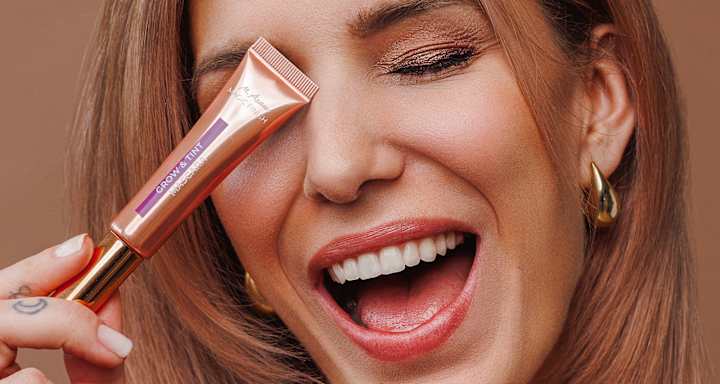 Beauty-Porträt Frau mit Mascara-Applikation, glänzende Lippen, Make-up-Look