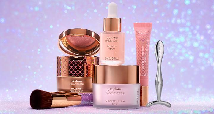 Sechs M. Asam Beautyprodukte als Produktbild vor glitzerndem lila Hintergrund
