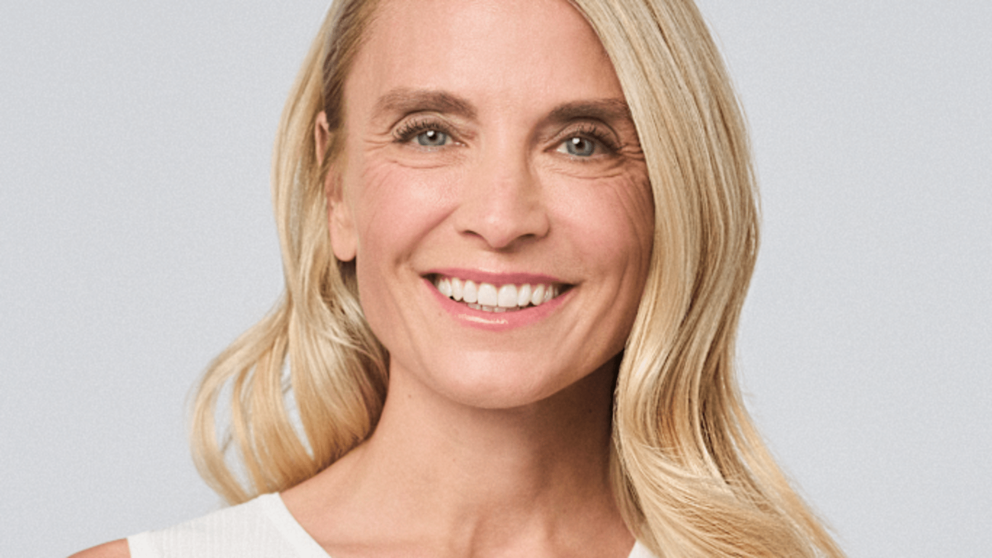 Frau mit blonden langen Haaren