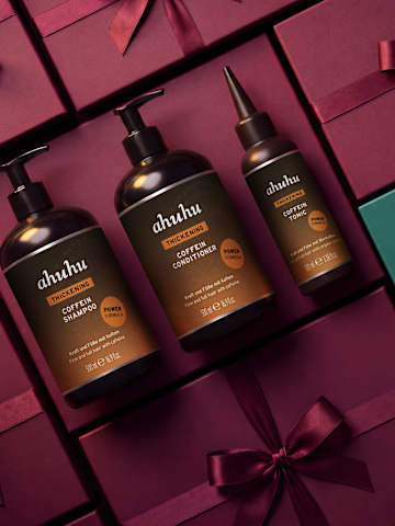 Produktbild von drei ahuhu Haarpflegeprodukten in bordeauxroter Geschenkbox
