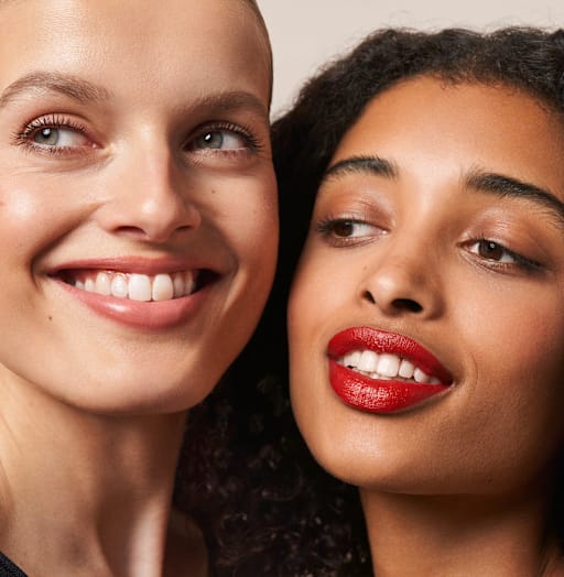 Beauty-Porträt zweier Frauen mit natürlichem Make-up, eine mit rotem Lippenstift