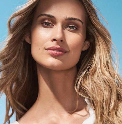 Beauty-Porträt Frau mit natürlichem Make-up und leicht gewelltem Haar, Nahaufnahme