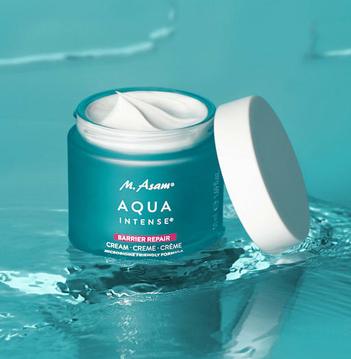M. Asam AQUA INTENSE Barrier Repair Cream im Tiegel, Produktbild mit Wasser