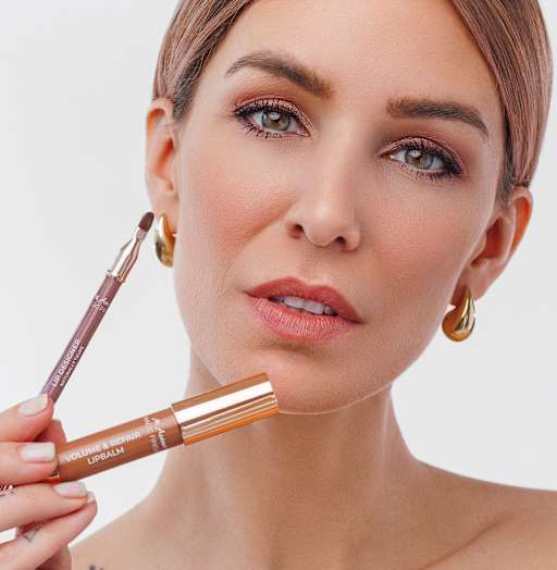 Beauty-Porträt Frau hält Lipliner und Lippenstift in der Hand, natürlicher Make-up-Look