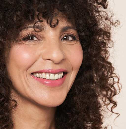 Beauty-Porträt mit natürlichem Make-up und glowy Teint