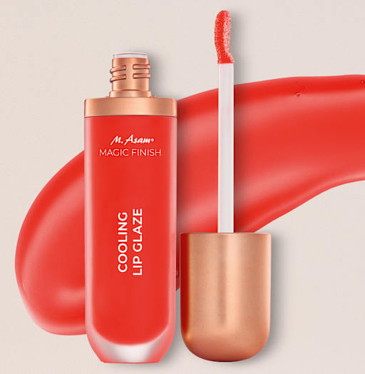 M. Asam MAGIC FINISH Cooling Lip Glaze als Produktbild mit Applikator und roter Textur