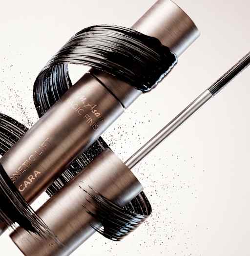M. Asam MAGIC FINISH Mascara als Produktbild mit schwarzer Mascara-Textur