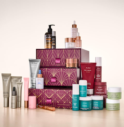 Beauty-Geschenkboxen als Produktbild mit geometrischem Muster in Violett und Gold