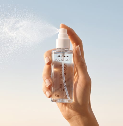 M. Asam MAGIC FINISH Fixierspray in der Anwendung mit feinem Sprühnebel