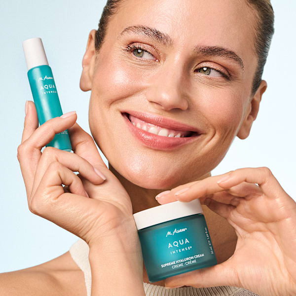 Portrait beauté femme avec sérum et crème AQUA INTENSE, tient soins visage