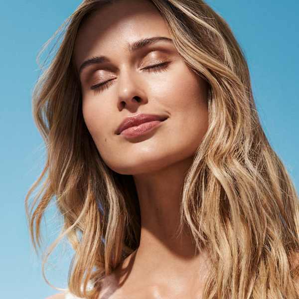 Beauty-Porträt mit natürlichem Make-up, glowy Teint und geschlossenen Augen