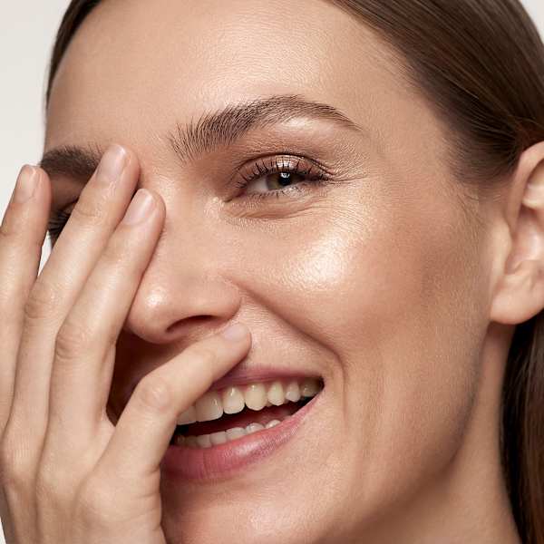 Beauty-Porträt mit natürlichem Make-up und strahlendem Teint