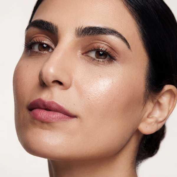 Beauty-Porträt mit natürlichem Make-up und strahlendem Teint