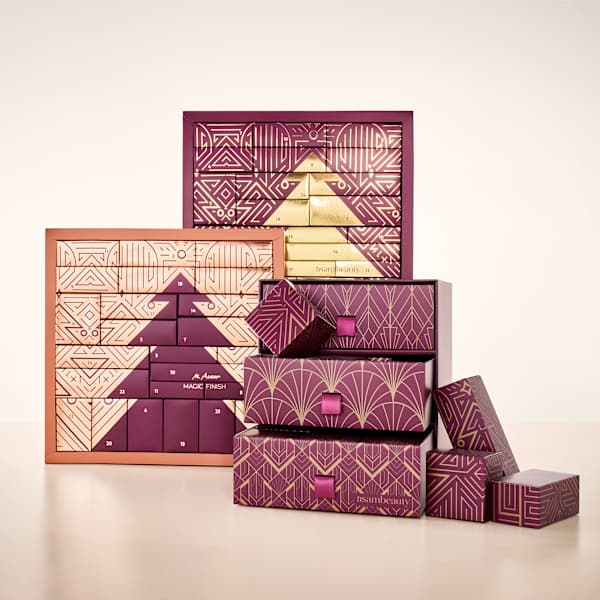 Adventskalender als Produktbild mit gestapelten Boxen in Bordeaux und Rosé