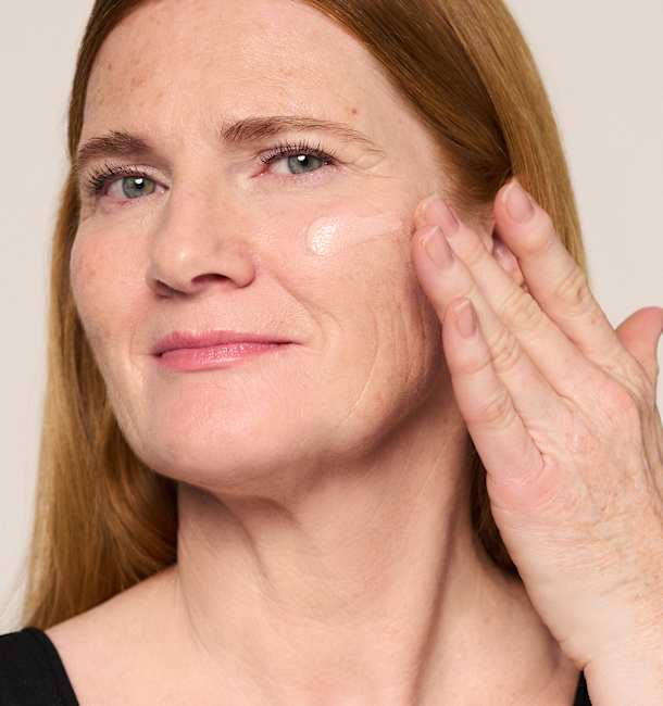 Frau trägt die M. Asam MAGIC FINISH Serum Foundation auf