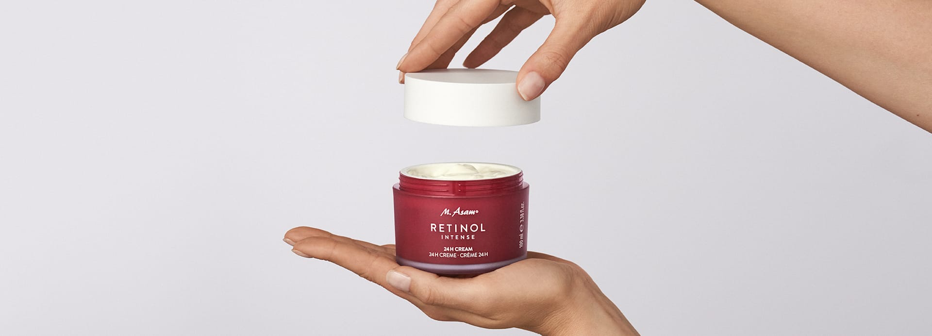 Frau hält die Retinol Intense 24 Stunden Creme von M.Asam in den Händen