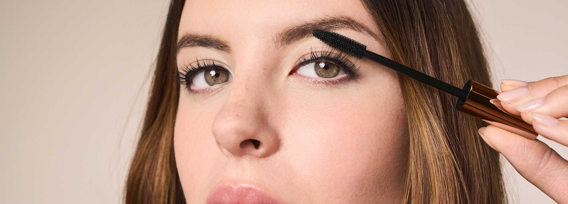 M. Asam MAGIC FINISH Grow & Tint Mascara in der Anwendung am Model